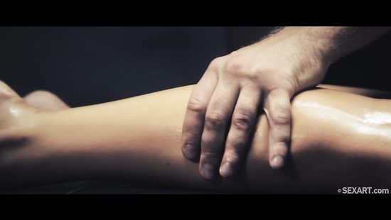 Парень возбудил блондинку эротическим массажем и отымел в бритую манду