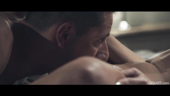 Умелый парень заставил изящную брюнетку кончать от куни и нежного траха