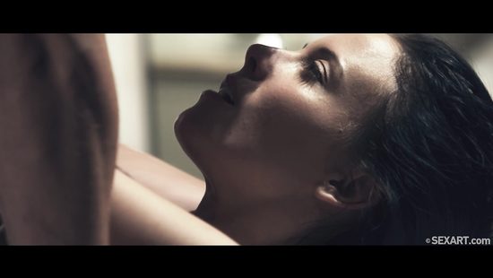 Умелый парень заставил изящную брюнетку кончать от куни и нежного траха