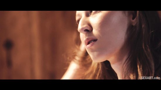 Грудастая девушка тщательно купается перед трахом с заботливым мужем