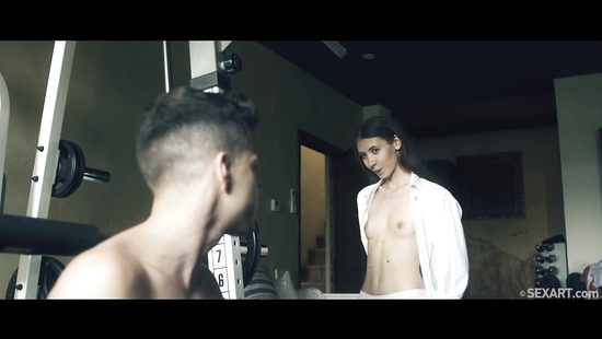 Мажор после тренировки отжарил плоскогрудую подружку в узенькую вагину