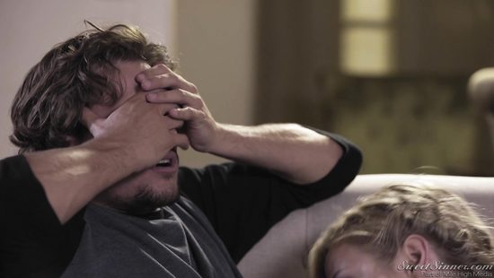 Сексапильная блонда совратила парня подруги отсосом и потрахалась на диване