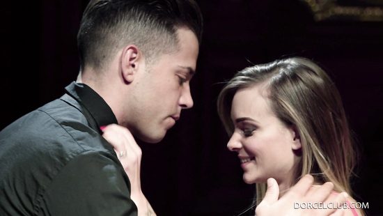 Богатый кавалер жарит с презервативом сексапильную давалку в красном белье