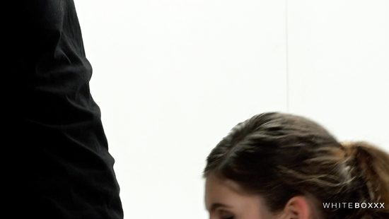 Длинноногая красотка оседлала член мужика после стриптиза в кровати