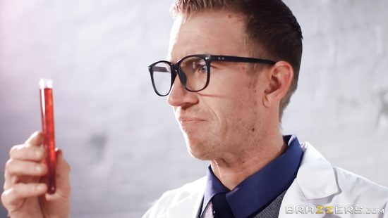 Пошлый лаборант оттрахал громадным членом ученую с большими сиськами