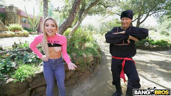 Белокурая телка натягивает плотный анал на громадный член зрелого казака