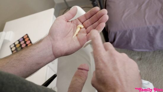 Грудастая мачеха учит трахаться молоденькую блондинку и пошлого парня