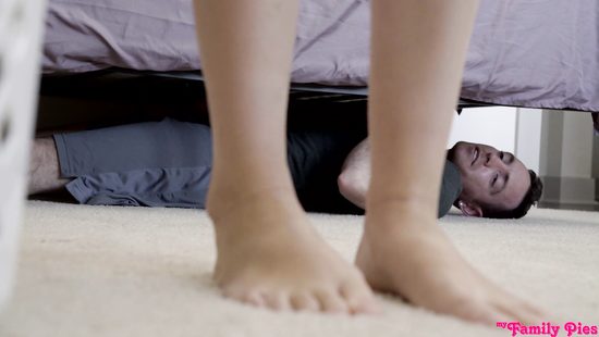 Грудастая мачеха учит трахаться молоденькую блондинку и пошлого парня