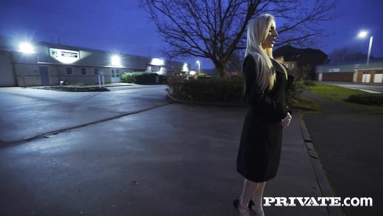 Подкачанный сотрудник отжарил сисястую начальницу и накончал в киску