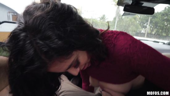 Водитель развел кучерявую латиночку на секс и бросил в переулке с вещами