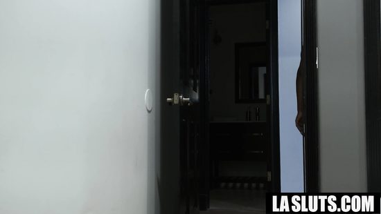 Соблазнительная брюнетка на первом свидании с негром дает в бритую письку