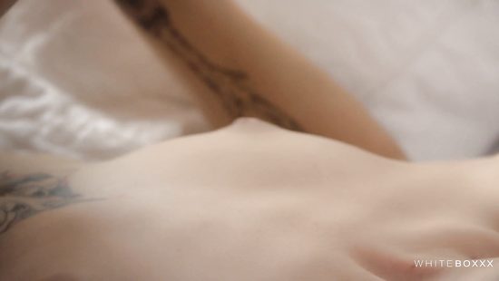 Татуированная деваха станцевала для парня стриптиз перед жарким трахом