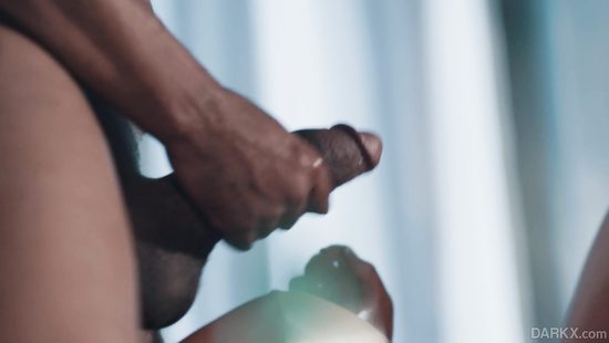 Костюмерша после фотосессии пригласила в гости черного самца с огромным членом