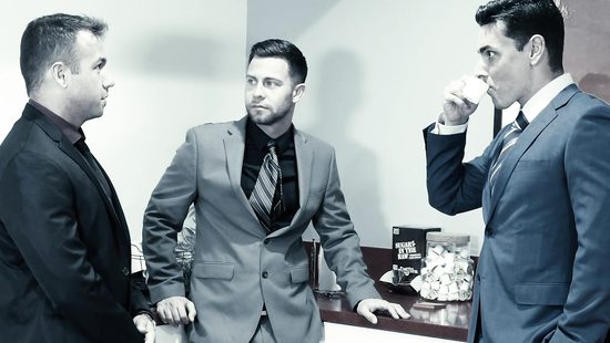 Офисные сучки сговоролись подставить босса и потом шантажировать чувака