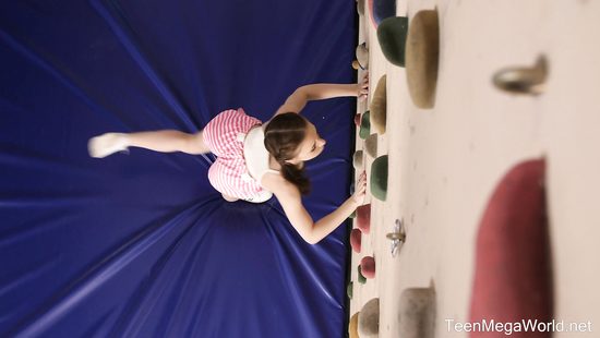 Худышка ебется с тренером прямо в зале