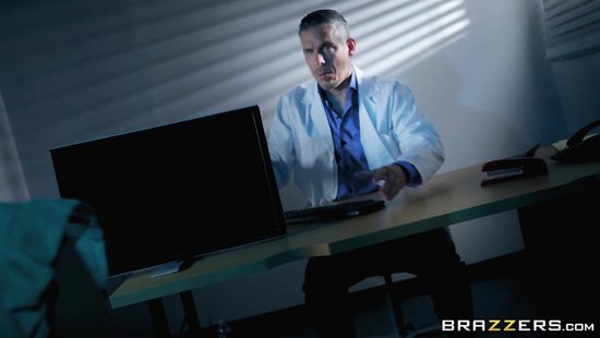 Журналистка трахнулась с ученым в секретной лаборатории