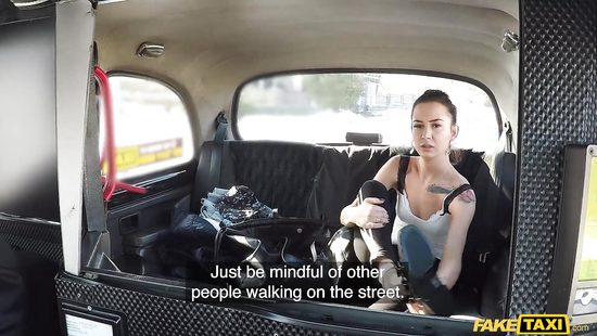 Оплатила киской проезд в такси