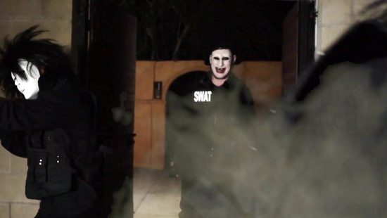 Джокер освобождает и трахает Харли в камере