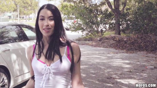 Тёлочка хорошенько отблагодарила водителя за свое спасение