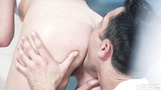 Секс в круглосуточном бассейне